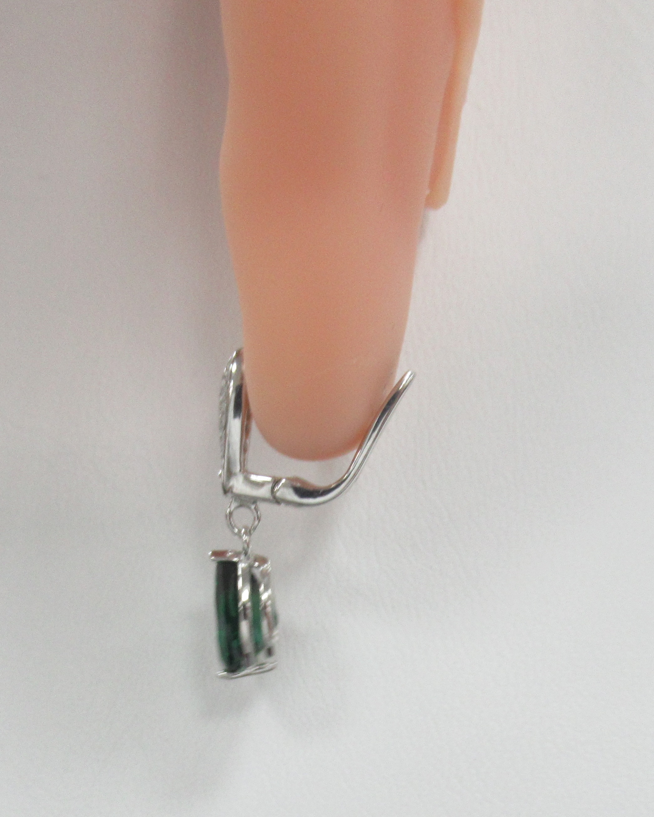 Серебряные серьги с выращенными изумрудами